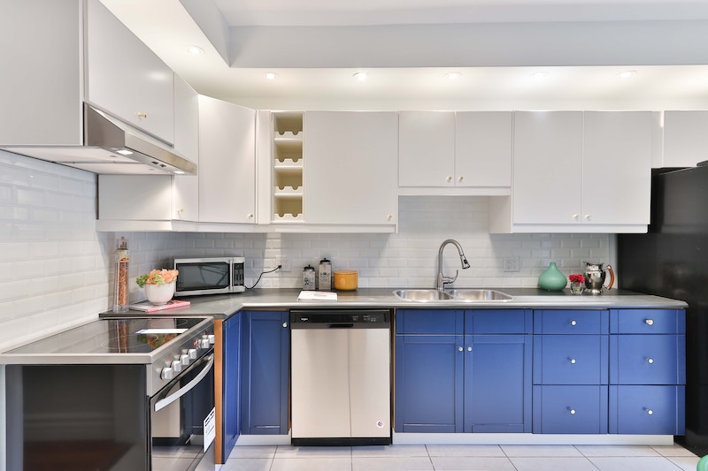 How much does it cost to paint kitchen cabinets?