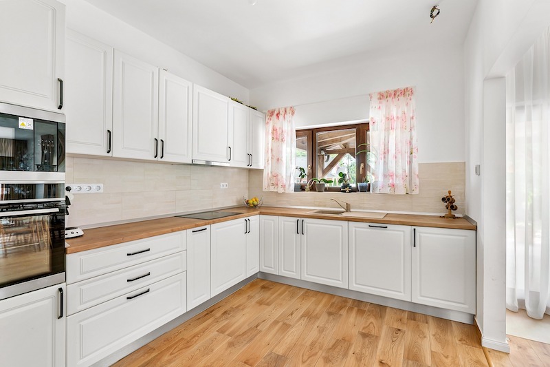 Raised Panel Cabinets vs Shaker: The Great Debate